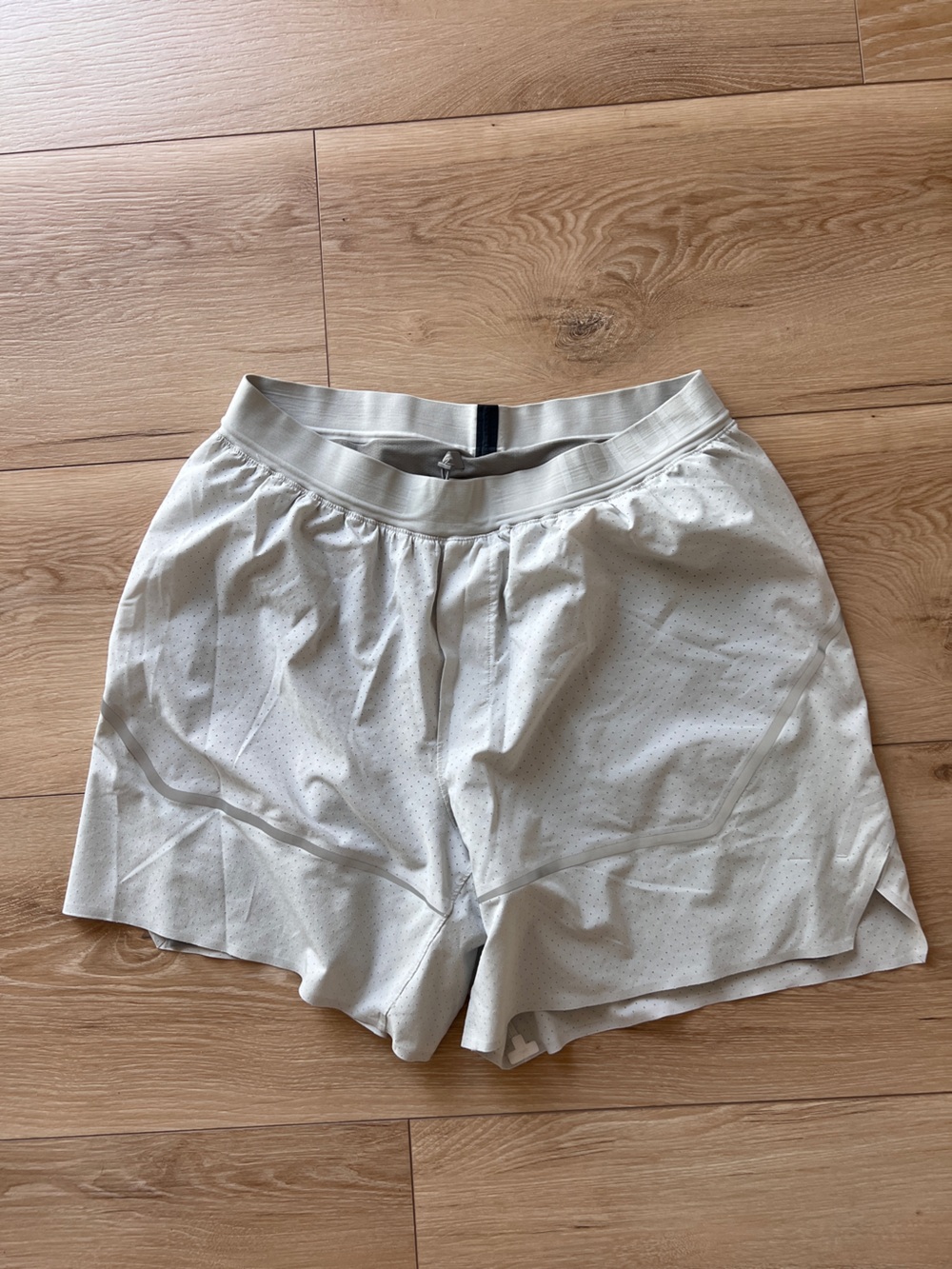 L Men’s Light Gray Lululemon shorts